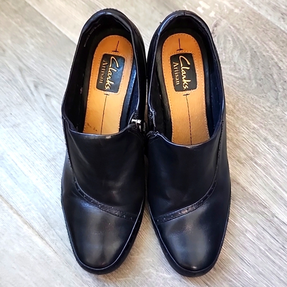 Clarks Artisan Mika Sue Ankle Heel Bootie with side zipper - Picture 3 of 6